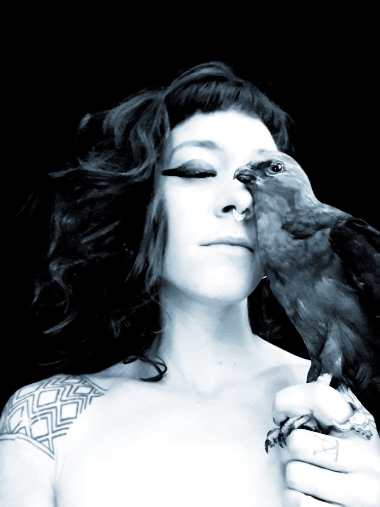 portrait de Rouge Cendre avec une taxidermie